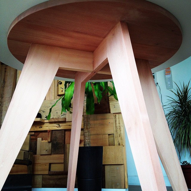 Mesita Staron® Samnsung, base madera Raulí