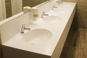 Baños en Staron® en oficinas de Abastible